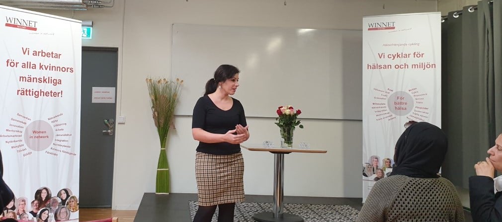 Amani Loubani, ledamot i Skånes regionfullmäktige pratade om hur det går att kombinera arbete med obetalt arbete och vikten av jämställdhet och samhällsengagemang.